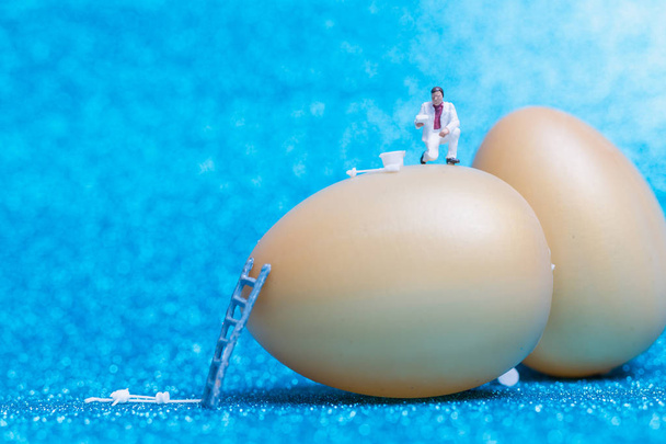Миниатюрные люди: Художник рисует пасхальные яйца на Пасху
 - Фото, изображение