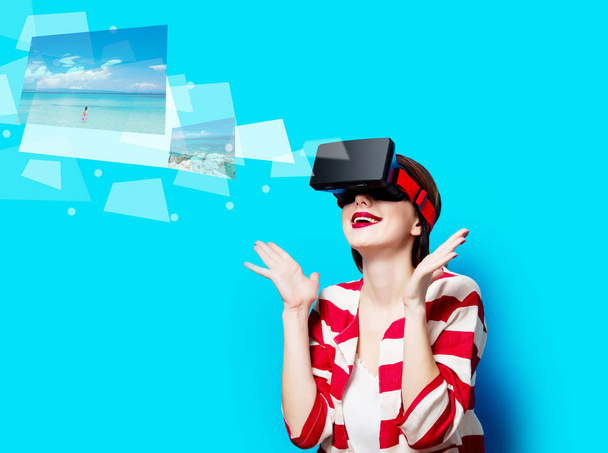 muotokuva kaunis nuori nainen virtuaalitodellisuus gadget sinisellä taustalla
 - Valokuva, kuva