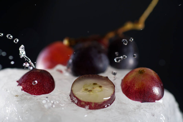 Hrozny jsou plody vinné révy, jednotlivé plody se nazývají hroznové bobule - Fotografie, Obrázek