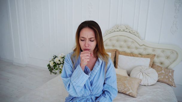 Portrait de femme souffrant de toux froide et de gorge douloureuse, regardant la caméra
 - Photo, image