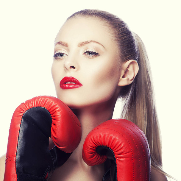 Modelka s červenými rty make-up a Boxerské rukavice - Fotografie, Obrázek