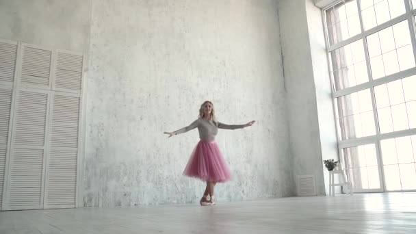 Baletka provádět piruety ve studiu. baletka v klasické tutu a pointe - Záběry, video