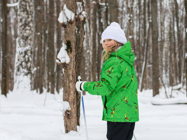Une fille à skis dans les bois. Entraînement. Sports d'hiver
. - Photo, image