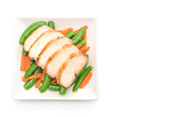 grilled chicken with green peas and carrot - Φωτογραφία, εικόνα