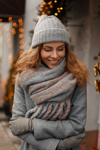 Kaunis nuori tyylikäs tyttö hymyilee muodikas talvi knitte
 - Valokuva, kuva