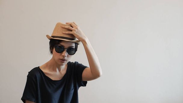 Cool sporty woman wearing sunglasses and hat facial expression o - Foto, afbeelding