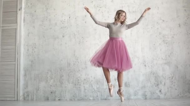 baleriny w różowe tutu i pointe taniec baletu klasycznego - Materiał filmowy, wideo