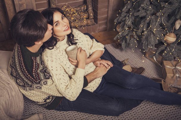 Kaunis brunette valkoihoinen romanttinen rakastava pari kodikas lämmin
 - Valokuva, kuva