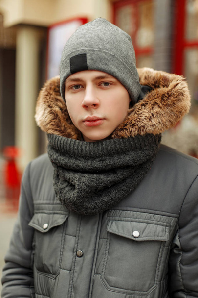 Ritratto invernale di un giovane in un elegante inverno alla moda w
 - Foto, immagini