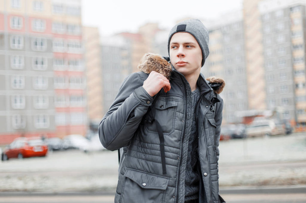 bel giovanotto in giacca di moda invernale con cappello e borsa
 - Foto, immagini