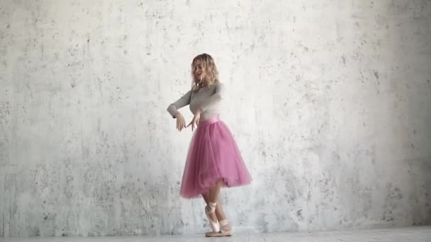fiatal balerina klasszikus balett tánc. rózsaszín szoknyában és arany pointes balett-táncos - Felvétel, videó