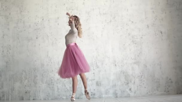 egy csomag és a pointe cipők balerina portréja. portréja egy kecses balett-táncos - Felvétel, videó