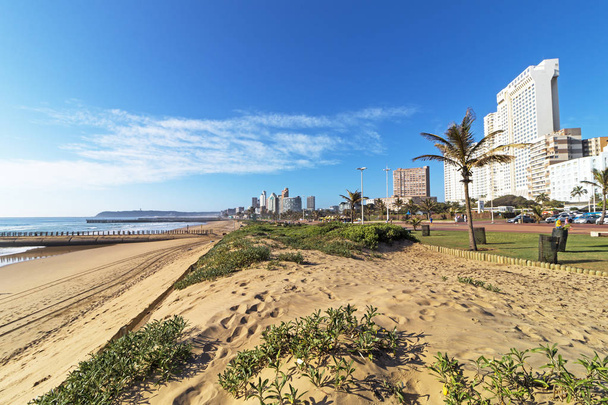  Blue Cloudy Durban Coastal City Skyline en Sudáfrica
 - Foto, imagen