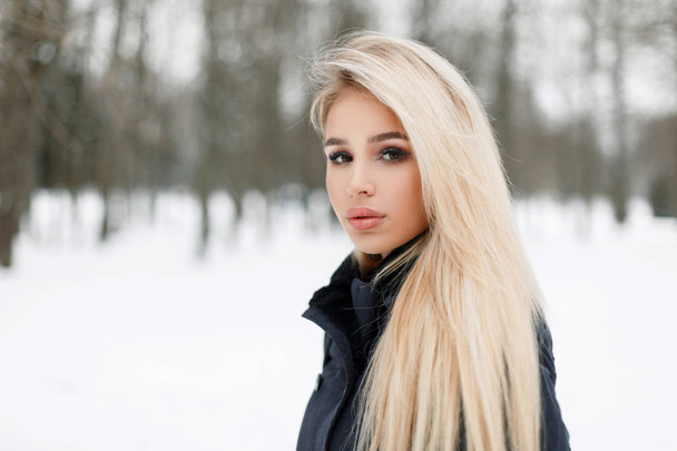 Modne piękną, młodą kobietę w modny elegancki płaszcz w parku na dzień zima śnieg - Zdjęcie, obraz