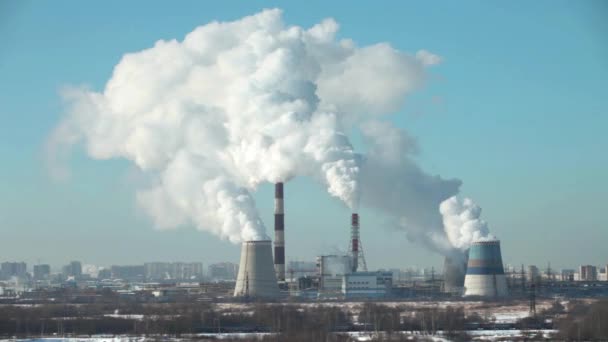Rauchende Schornsteine von Wärmekraftwerken im Zeitraffer - Filmmaterial, Video