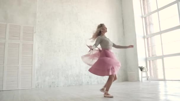 bailarina de ballet está girando y saltando alto en un tutú y zapatos de punta. La joven bailarina está bailando. cámara lenta
 - Metraje, vídeo