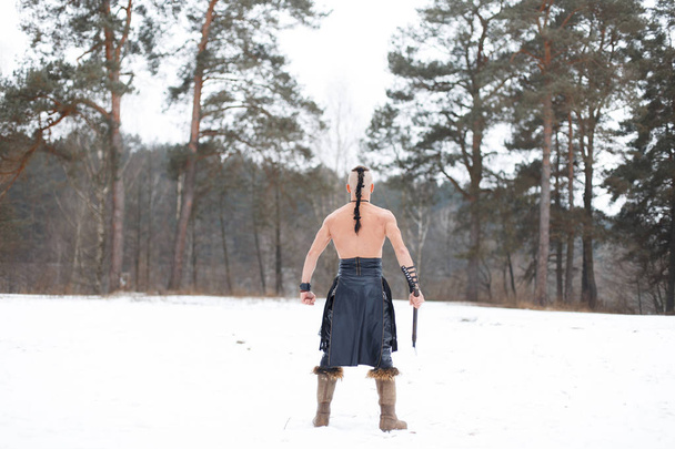 Starověký bojovník se sekyrou v lese - Fotografie, Obrázek
