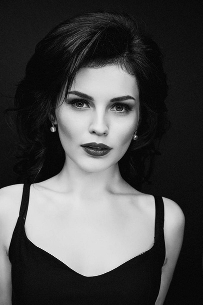 black and white portrait of gorgeous young brunette woman looking at camera  - Foto, Imagem
