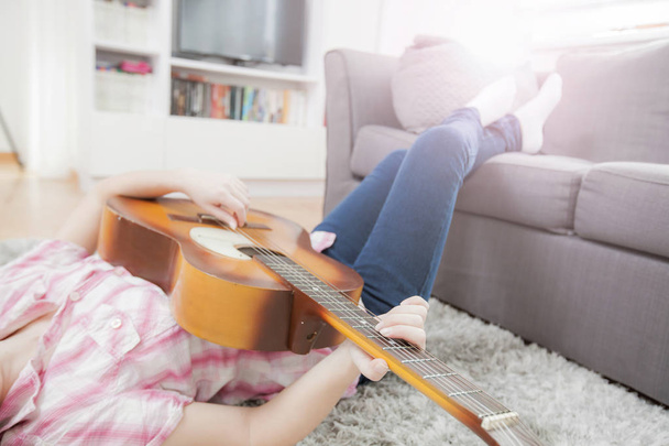 Nő, akusztikus gitár - Fotó, kép