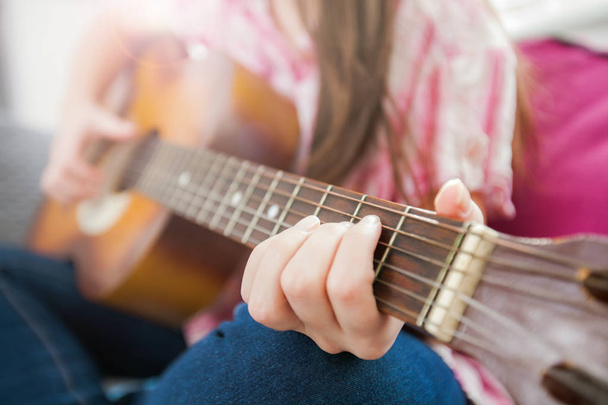 Női kéz játszik akusztikus gitár - Fotó, kép