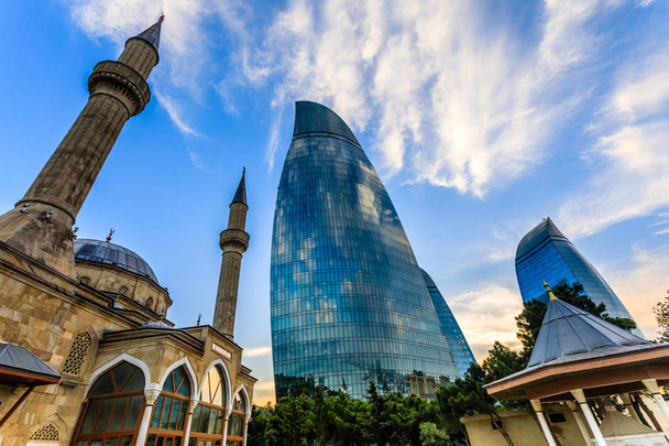 Mesquita turca dos mártires e moderno vidro central de negócios
  - Foto, Imagem