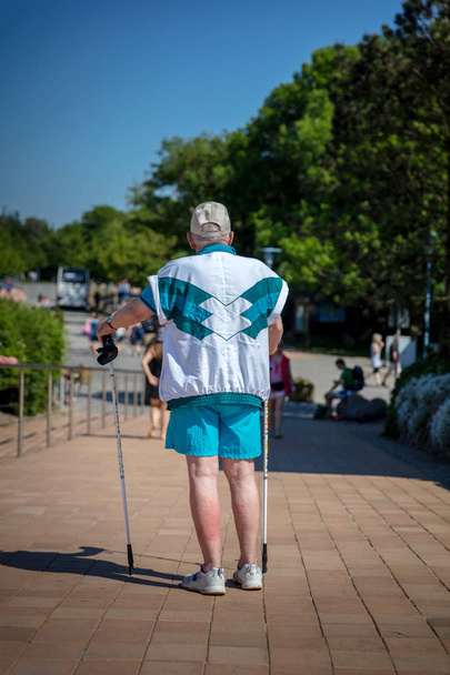 Senior z pomoce do chodzenia na jego odzyskanie   - Zdjęcie, obraz