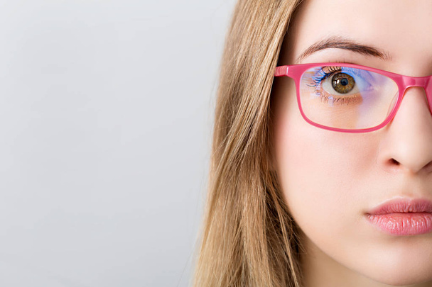 primo piano e occhio di donna bionda con occhiali rosa
 - Foto, immagini