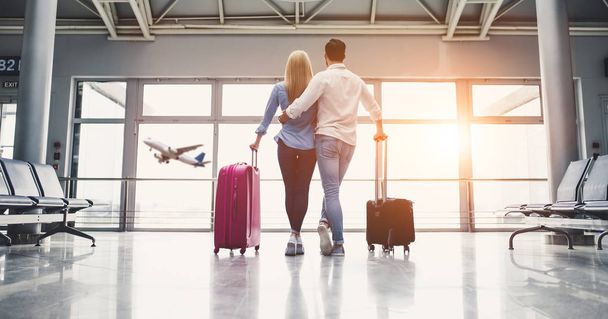 Couple in airport - Фото, изображение