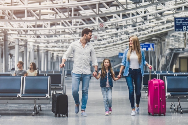 Family in airport - Zdjęcie, obraz