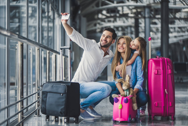 Family in airport - Φωτογραφία, εικόνα