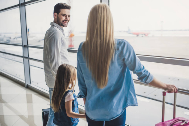 Family in airport - 写真・画像