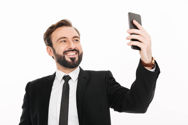 Mutlu genç işadamı cep telefonuyla selfie olun. - Fotoğraf, Görsel