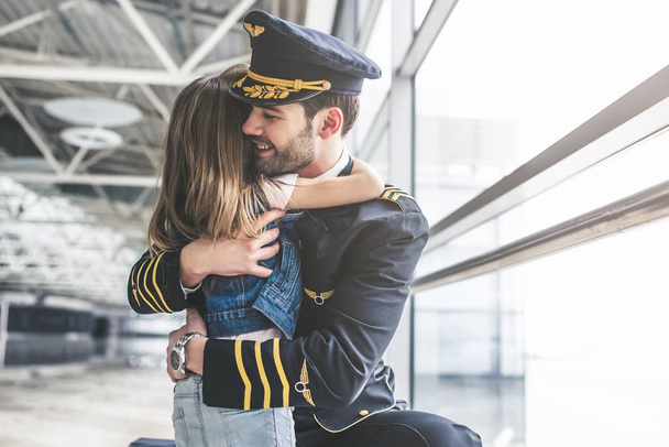 Pilot with daughter in airport - 写真・画像