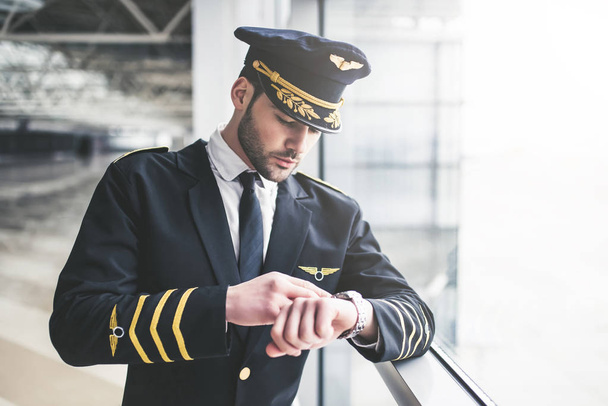 Pilot in airport - Valokuva, kuva