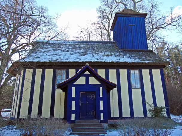 森で青の教会 - 写真・画像