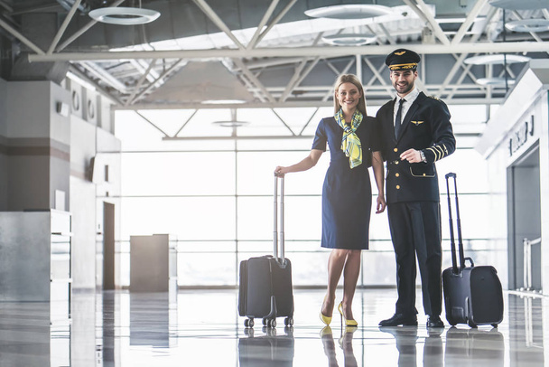 Pilot and flight attendant in airport - Foto, afbeelding