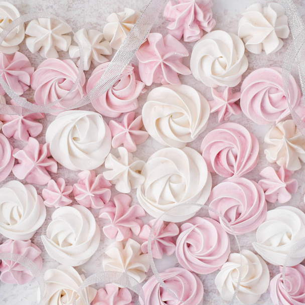 Крупный план белых и пастельно-розовых безе
 - Фото, изображение