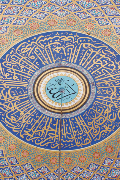 Αραβικό Ισλάμ ζωγραφική μοτίβο από την οροφή του θόλου του τζαμιού - Φωτογραφία, εικόνα
