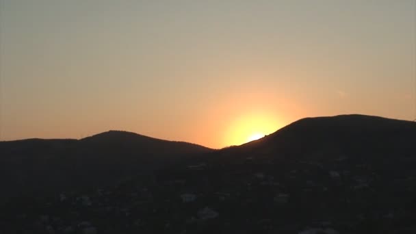 naplemente alatt hegyek a Krím-félszigeten - Felvétel, videó