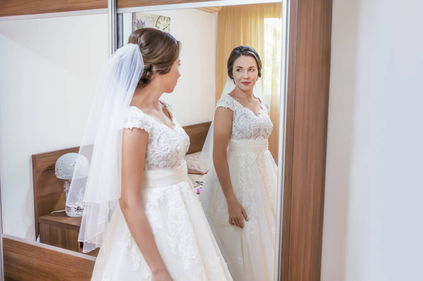 Novia en vestido blanco mirando en el espejo
 - Foto, Imagen