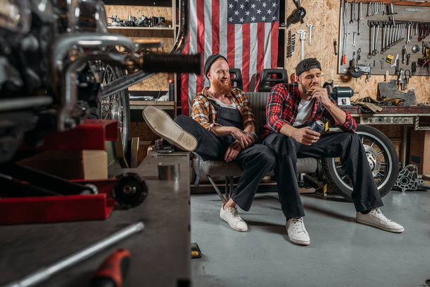 nyugodt mechanika garázsban együtt ebédelni - Fotó, kép
