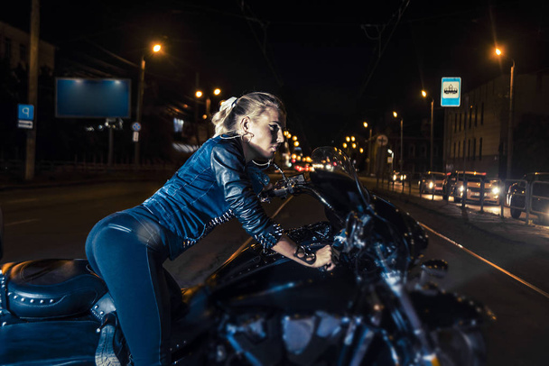 girl riding a motorcycle through the streets - Foto, imagen