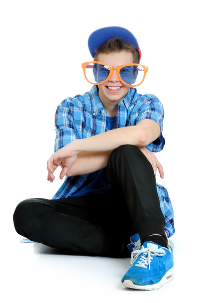 10 代の少年サングラス巨大なオレンジと青、誕生日パーティーのコンセプトは、白で隔離されます。 - 写真・画像