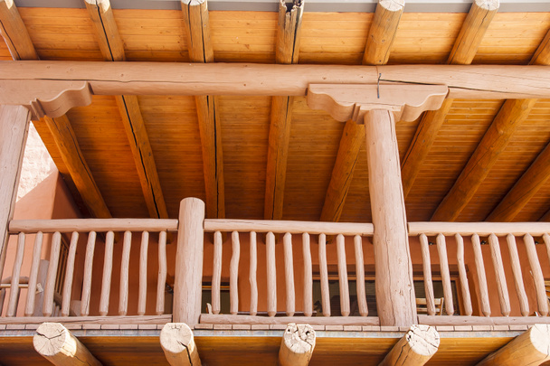 Porch de madeira no Adobe Building
 - Foto, Imagem