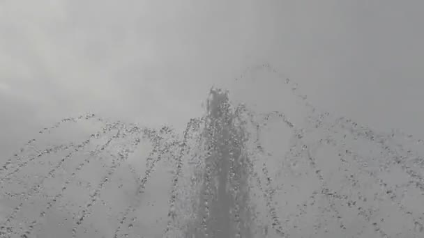 συντριβάνι κοντινό βροχερή ημέρα - Πλάνα, βίντεο