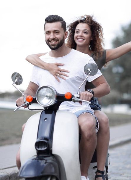 Happy couple driving scooter excited on summer holidays vacation - Foto, afbeelding