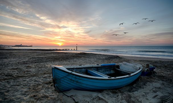niebieski łodzi na plaży na wschód w bournemouth - Zdjęcie, obraz
