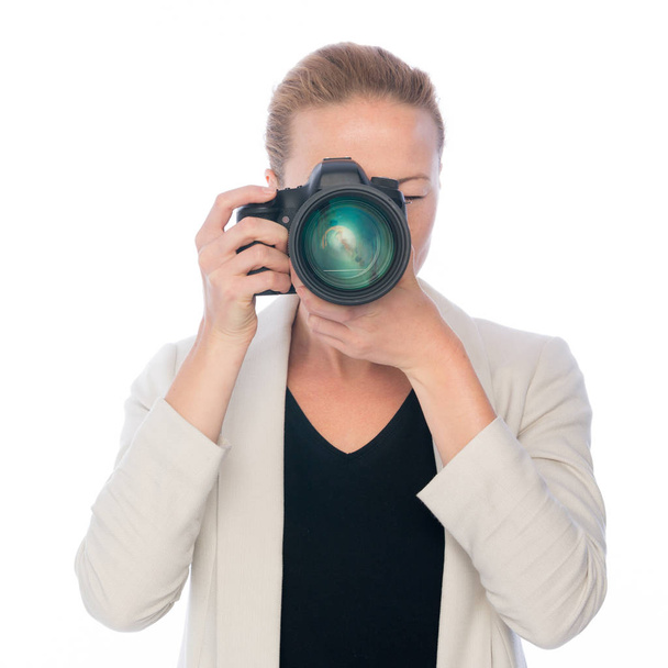 nő fotós készít képeket dslr kamera - Fotó, kép