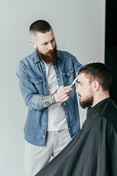 barbiere taglio capelli cliente con forbici al barbiere isolato su bianco
 - Foto, immagini