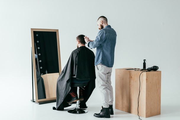 Fryzjer golenie włosów klienta przed lustrem o fryzjera - Zdjęcie, obraz